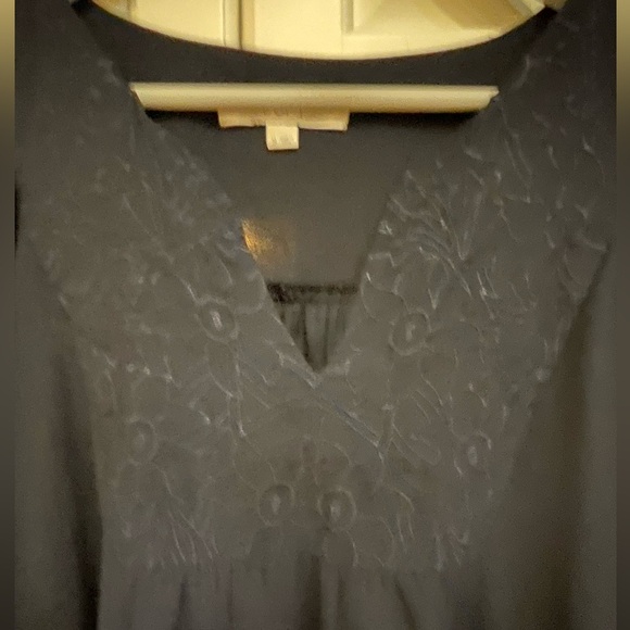 💠LOFT navy blue size M flowy blouse with embroidered neckline - Picture 2 of 6